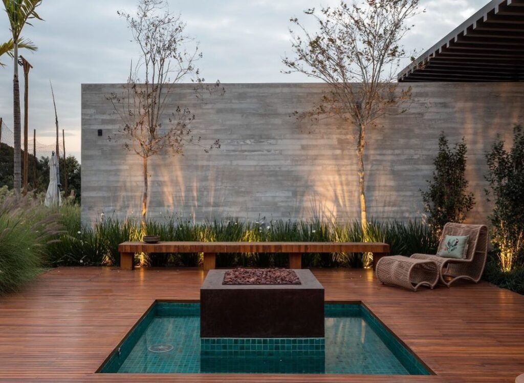 Iluminación exterior frente a una piscina moderna